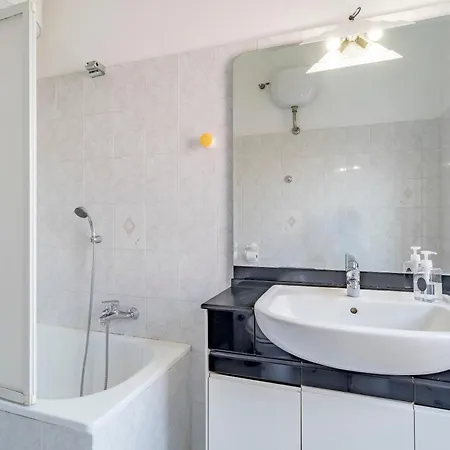 1950 - Bright In Octagonal Tower Appartement *